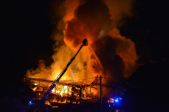 Gro&szlig;brandsstelle Geb&auml;ude Stall Feuerwehreinsatz