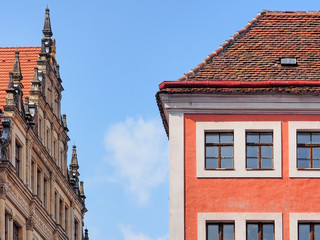 Fassaden historischer Häuser mit Rathaus in der Altstadt von Görlitz, Sachsen, Deutschland