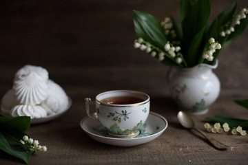 Obraz na płótnie Canvas tea with marshmallows and lilies of the valley