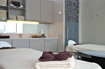 Massageraum mit Liegen in Spa auf Kreuzfahrtschiff - Treatment massage room inside spa or wellness...