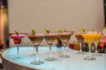 bebidas en copas coloridas para eventos