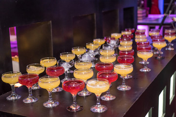 copas de colores con bebidas para fiestas