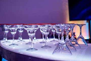 copas de colores con bebidas para fiestas