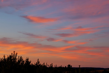 Piękny zachód słońca nad jeziorem Kalwa na Mazurach w Polsce.