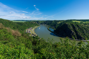Fototapeta na wymiar Ausblick auf den Rhein mit Schifffahrt bei blauen Himmel