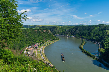 Fototapeta premium Ausblick auf den Rhein mit Schifffahrt bei blauen Himmel