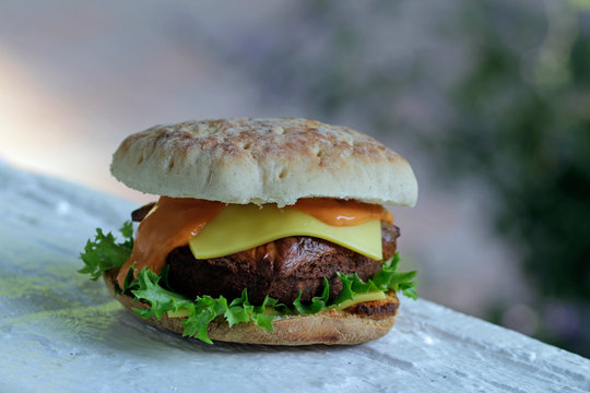 Proteinburger mit Buffalow&uuml;rmer und Spinat