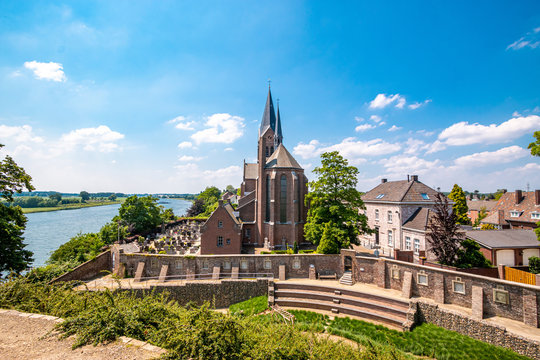 Blick von der Burg auf die Kirche in Keverberg an der Maas, Niederlande