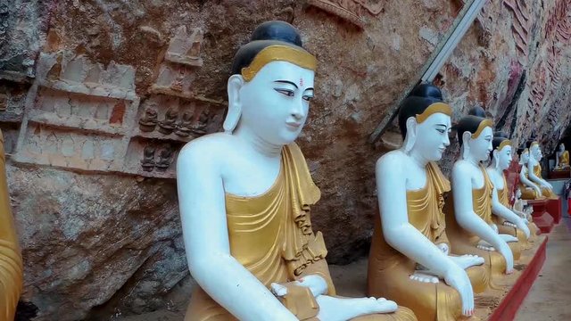 Buddhastatuen in einem Tempel in einer H&ouml;hle