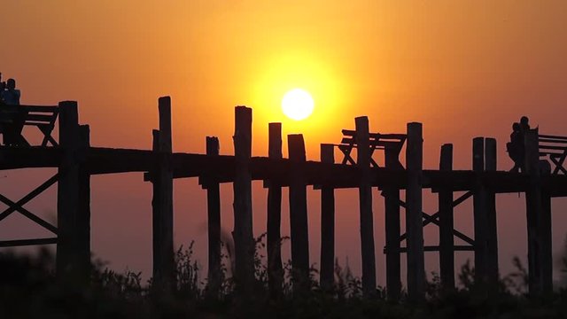 Sonnenuntergang über einer antiken Holzbrücke