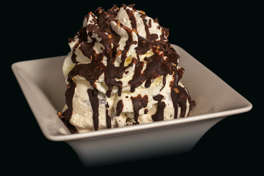 Stracciatella Eisbecher vor schwarz Hintergrund