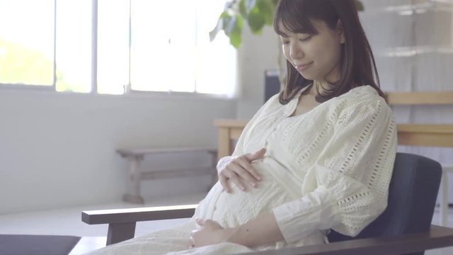 部屋でくつろぐ妊婦