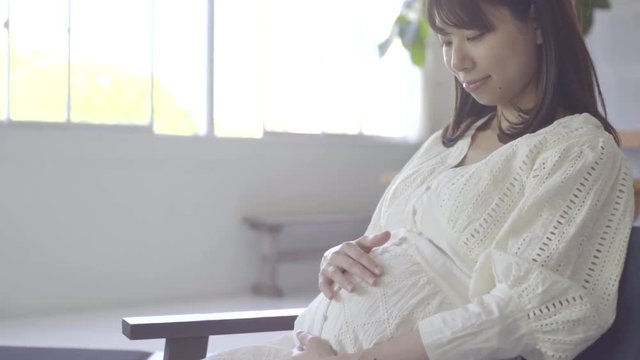 部屋でくつろぐ妊婦