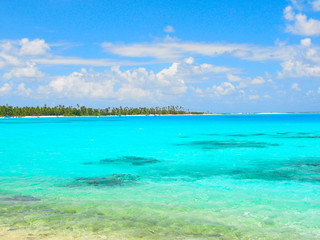 Fototapeta na wymiar Azure turquoise water in lagoon of the Cocos Keeling atoll.