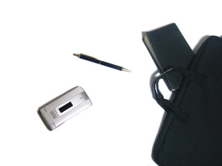 バッグから散らばる携帯電話と筆記用具