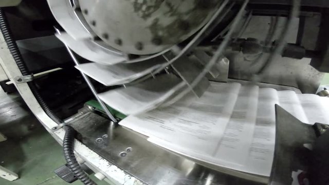 Running Belt with Offset Newspaper Prints