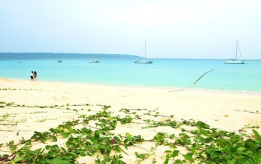 沖縄、宮古島の海と観光客、日本