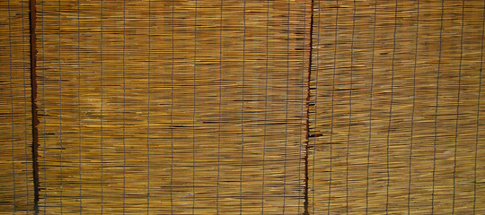 京都町屋の窓の前にある古い簾