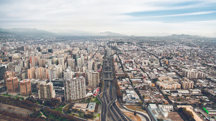 Obraz premium Santiago de Chile drone alto calles y autopistas con autos de dia