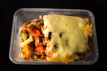 tuna pasta bake with cheese and tomatoes.