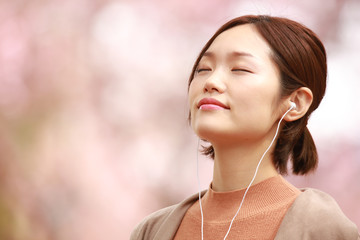 音楽を聴く女性