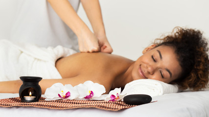 Obraz na płótnie Canvas Beauty Treatment. Masseur Doing Back Massage To Relaxed Woman