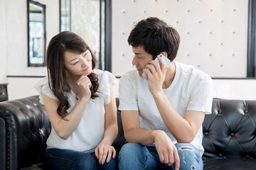 スマホで話しながら考える男女