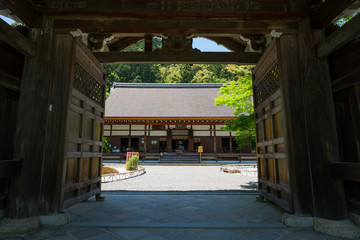 京都　二尊院の本堂と勅使門