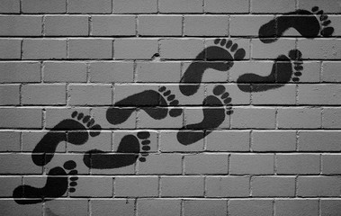 Fusspuren auf einer Mauer