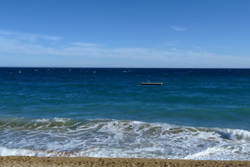 Fototapeta na wymiar Radeau sur la mer bleue.