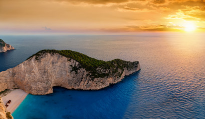 Panoramablick auf den bei Touristen beliebten Schiffswrack Strand, Navagio, auf der ionischen Insel...