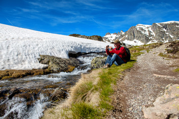 Naklejka premium hiker man take a picture with action camera