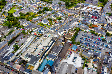 Fototapeta premium Die Stadt Killarney in Irland aus der Luft