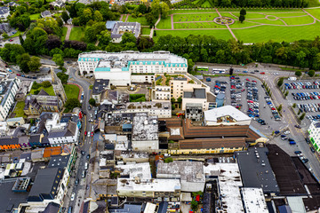 Die Stadt Killarney in Irland aus der Luft