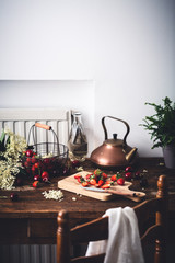 Fraise et Cerise Sur Table de la Cuisine