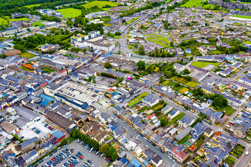 Die Stadt Killarney in Irland aus der Luft