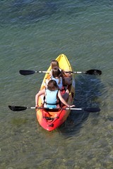 jeunes filles sur un canoë