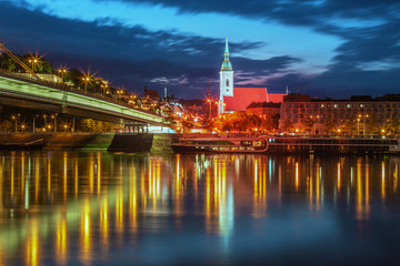 Obraz premium Bratislava castle over Danube river in Bratislava old town, Slovakia