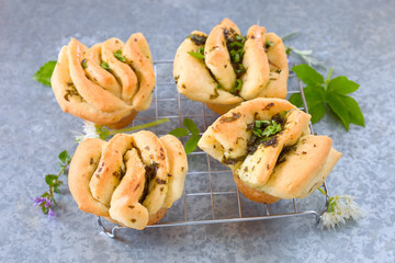 Kräuter-Zupfbrötchen	