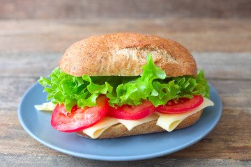 Tomaten-Käse-Brötchen