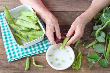 Zuckererbsen schälen