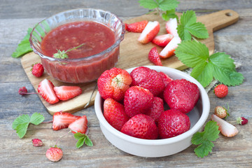 Frische Erdbeeren und Marmelade