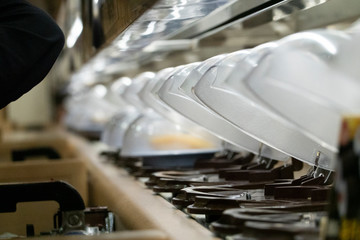 日本風回転すしのレーンと寿司