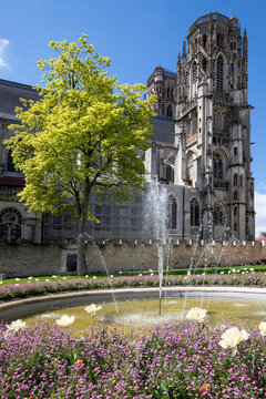 Die Kathedrale Saint-Etienne im franz&ouml;sischen Toul in der Seitenansicht mit einem Park und Springbrunnen im Vordergrund