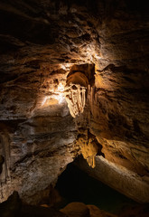 Spiegelungen in einem unterirdischen See in der Höhle von Trabuc