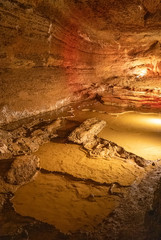 Unterirdische Landschaft mit Tümpeln in der Tropfsteinhöhle von Trabuc