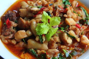  Spicy fried chicken with basil leaves