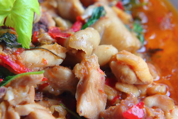  Spicy fried chicken with basil leaves