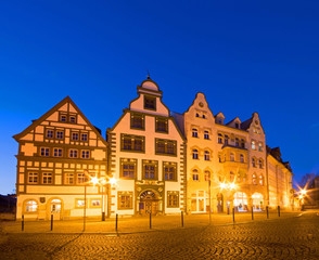 In der Altstadt von Erfurt in Thüringen zur blauen Stunde 