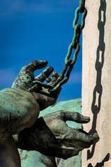 Dettaglio delle mani legate di uno dei prigionieri rappresentati nel Monumento dei quattro mori a Livorno © Andrea Vismara